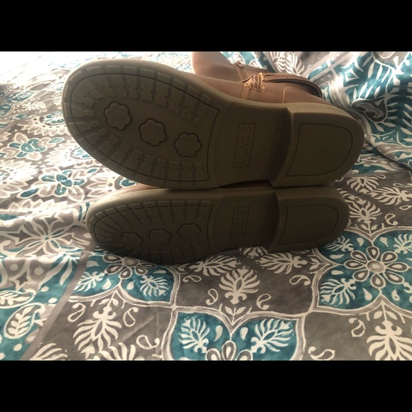 Kids size 4 boots - Picture 2 of 2